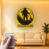 Insegna in metallo personalizzata Bigfoot Mountain Scene con luce LED regalo unico per appassionati di outdoor decor per cabine o lodge