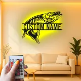 Insegna in metallo personalizzata con pesce e LED | Arte con nome del pescatore su misura | Arredo moderno rustico per casa al lago, baita e man cave
