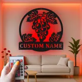 Insegna personalizzata per vigneto con grappoli d’uva | Arte murale in metallo LED per cantina o cucina | Regalo personalizzato per chi ama il vino