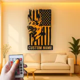 Arte murale LED in metallo con Pastore Tedesco | Insegna personalizzata con nome del cane | Decorazione patriottica con bandiera americana per casa o ufficio