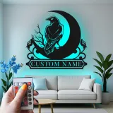 Gothic Raven Metallschild | Personalisierte Krähen LED-Wandkunst | Individuelle Hexen-Dekoration für Ihr Zuhause | Spooky Mond-Schild