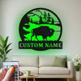 Personalisierte Bison-Bergszene LED-beleuchtetes Metallschild Geschenk für Naturliebhaber Rustikale Hütten-Dekoration