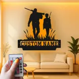 Personalisiertes LED-Metall-Wandbild Vater und Sohn auf der Jagd – Geschenk für Jäger, Deko für die Männerhöhle