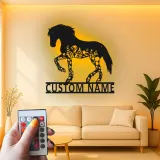 Individuelle Pferde LED Metall-Wandkunst | Personalisierte Reiterschild mit Blumen | Stall- & Ranch-Dekor Geschenk