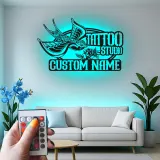 Personalisierter Tattoo-Studio-Schild | Handgefertigte Schwalbe Metall-Wandkunst mit LED | Vintage Tattoo-Künstler Geschenk | Retro Salon-Dekor