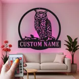 Cartel LED de metal con búho cornudo | Decoración mural de fauna personalizada | Placa con nombre personalizada para cabaña, oficina o bar en casa