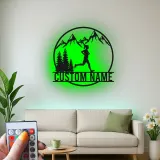 Personalisierte Metall-Wandkunst mit LED-Beleuchtung für Läufer im Berglandschaftsdesign