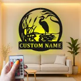 Décoration murale en métal LED héron | Panneau prénom personnalisé pour maison de lac et chalet | Déco nature oiseau sur mesure | Cadeau wildlife Japandi