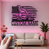 Décoration métallique LED personnalisée d’excavatrice | Panneau prénom avec drapeau américain | Déco d’engin lourd pour garage | Cadeau pour conducteur d’engins