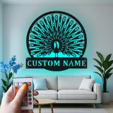 Arte Murale in Metallo LED con Pavone Personalizzato | Insegna con Nome per Soggiorno | Elegante Decorazione Art Deco per Uccelli e Regalo di Matrimonio