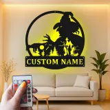 Cartel de metal personalizado con escena de bosque de brujas y luz LED Regalo único de Halloween Decoración espeluznante para el hogar