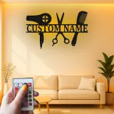 Enseigne LED pour coiffeur | Décor de salon en métal personnalisé avec nom | Cadeau personnalisé pour coiffeur et décoration murale pour studio beauté