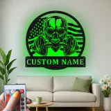 Insegna LED per palestra con teschio e manubrio | Arte murale in metallo personalizzata per home gym | Regalo per sollevatori di pesi con bandiera americana
