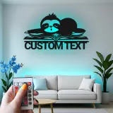 Arte Murale in Metallo LED con Bradipo su Libro | Insegna Personalizzata per Biblioteca per Angolo Lettura | Regalo con Nome Personalizzato per Amanti dei Libri e Bibliotecari