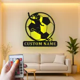Insegna in metallo personalizzata per calciatrice | Decorazione LED per camera ragazza | Arte da parete per atleta | Regalo calcio per lei