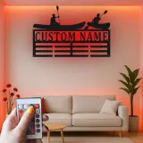 Portamedallas personalizado de kayak | Arte mural de metal personalizado con LED | Expositor de dorsales y medallas de kayakista | Regalo para amantes del aire libre
