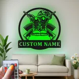 Insegna LED per tributo militare personalizzata | Arte murale in metallo con stivali e elmetto per veterani | Regalo patriottico per soldato