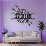 Cartel personalizado con nombre para tejedora | Arte mural LED de metal para salas de manualidades | Decoración personalizada de lana y agujas