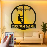 Arte da Parete in Metallo LED per Lineman | Regalo Personalizzato per Elettricista | Insegna con Nome Personalizzata per Garage o Ufficio | Decorazione per Palo Elettrico
