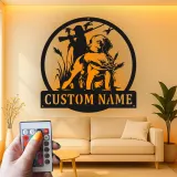 Personalisierte LED-Metall-Wandkunst mit Jagdhund und Ente – Geschenk für Jäger, Deko für Männerhöhle oder Ferienhaus