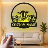 Personalisierte Kuhfamilie LED-beleuchtete Metall-Wandkunst – Bauernhof-Geschenk für Landwirte, rustikale Küche oder Scheunendeko