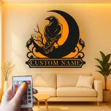 Gothic Raven Metallschild | Personalisierte Krähen LED-Wandkunst | Individuelle Hexen-Dekoration für Ihr Zuhause | Spooky Mond-Schild