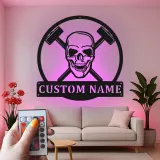 Panneau en métal LED avec crâne et marteaux | Art mural personnalisé pour garage | Décor industriel gothique | Cadeau d'atelier