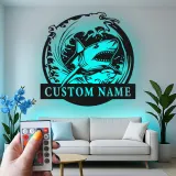 Arte da parete in metallo con squalo bianco | Insegna LED personalizzata per ufficio e taverna | Decorazione su misura con onda oceanica | Regalo marino e nautico
