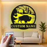 Personalisierte Bison-Bergszene LED-beleuchtetes Metallschild Geschenk für Naturliebhaber Rustikale Hütten-Dekoration