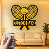 Insegna LED personalizzata con racchetta da tennis | Decorazione murale in metallo personalizzata | Arredo per stanza sportiva | Regalo premium per giocatori