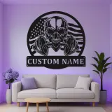 Insegna LED per palestra con teschio e manubrio | Arte murale in metallo personalizzata per home gym | Regalo per sollevatori di pesi con bandiera americana