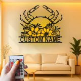 Personalisierte Krabbe mit Blumenmotiv – LED-Metall-Wandkunst, Küstengeschenk für Strandhaus-Deko