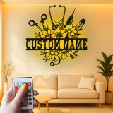 Personalisierte Krankenschwester-Schild mit LED-Licht | Metall-Wandkunst | Florales Stethoskop-Dekor für Klinik & Büro | Geschenk für Pflegekräfte