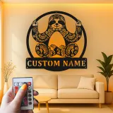 Insegna LED Sloth Mandala Personalizzata | Arte in Metallo su Misura per Studio di Yoga e Decorazione Zen | Regalo per Amanti degli Animali Boho