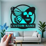 Insegna in metallo personalizzata con farfalla e teschio luce LED regalo unico per amanti del goth decorazione per camera da letto o soggiorno 1