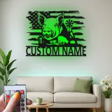 Panneau Métal Personnalisé Cochon & Drapeau | Art Mural de Ferme LED | Plaque de Nom Personnalisée pour Agriculteur | Décor Américain Rustique
