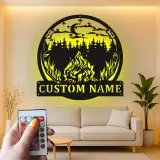 Personalisierte LED-Metall-Wandkunst mit Lagerfeuer und Waldmotiv – Geschenk für Outdoor-Liebhaber, Hüttendeko