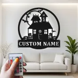 Insegna LED Casa Stregata | Decorazione murale in metallo personalizzata | Decor Halloween gotico spettrale | Targa personalizzata con cognome
