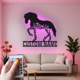 Individuelle Pferde LED Metall-Wandkunst | Personalisierte Reiterschild mit Blumen | Stall- & Ranch-Dekor Geschenk