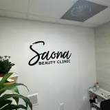 Panneau logo d'entreprise 3D personnalisé | Acrylique et métal | Décor mural de réception | Branding premium pour salons et bureaux