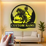 Decorazione murale in metallo LED Cavaliere senza testa | Insegna gotica Halloween personalizzata | Decor folklore spettrale per ingresso | Targa con nome su misura