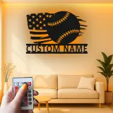 Insegna in metallo personalizzata con luce LED bandiera americana per baseball, regalo sportivo per fan del baseball, decorazione per sala giochi
