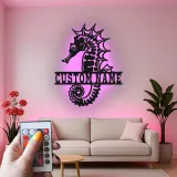 Insegna in metallo personalizzata con cavalluccio marino e LED | Arte murale nautica personalizzata | Decorazione per casa al mare e targhetta per soggiorno costiero