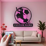 Insegna in metallo personalizzata per calciatrice | Decorazione LED per camera ragazza | Arte da parete per atleta | Regalo calcio per lei