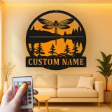 Cartel de metal personalizado Escena de Lago con Libélulas y Luz LED Regalo Personalizado para Amantes de la Naturaleza Decoración para Cabaña o Sala de Estar