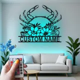 Personalisierte Krabbe mit Blumenmotiv – LED-Metall-Wandkunst, Küstengeschenk für Strandhaus-Deko
