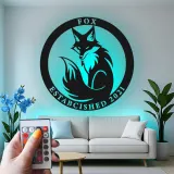 Insegna in metallo LED con volpe su misura | Decorazione murale personalizzata con fauna selvatica | Arredo per baita e regalo per amanti della natura | Logo con data di fondazione