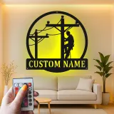 Arte Murale in Metallo Personalizzata per Lineman | Insegna Elettricista LED | Regalo con Nome Personalizzato per Lavoratore di Power Line | Decorazione per Garage e Laboratorio per Lui