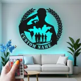 Panneau LED Soldat Saluant | Hommage Militaire Personnalisé | Décoration de Nom de Vétéran sur Mesure | Art Murale Patriotique