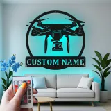 Personalisierte LED-Metall-Wandkunst mit Drohnenmotiv – Geschenk für Drohnenfans, Büro- oder Studio-Deko 1